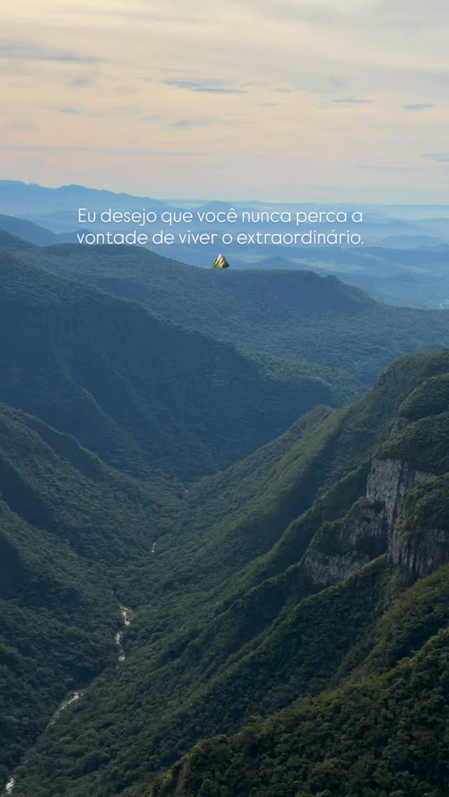Vale da serra coberto de mata ao entardecer