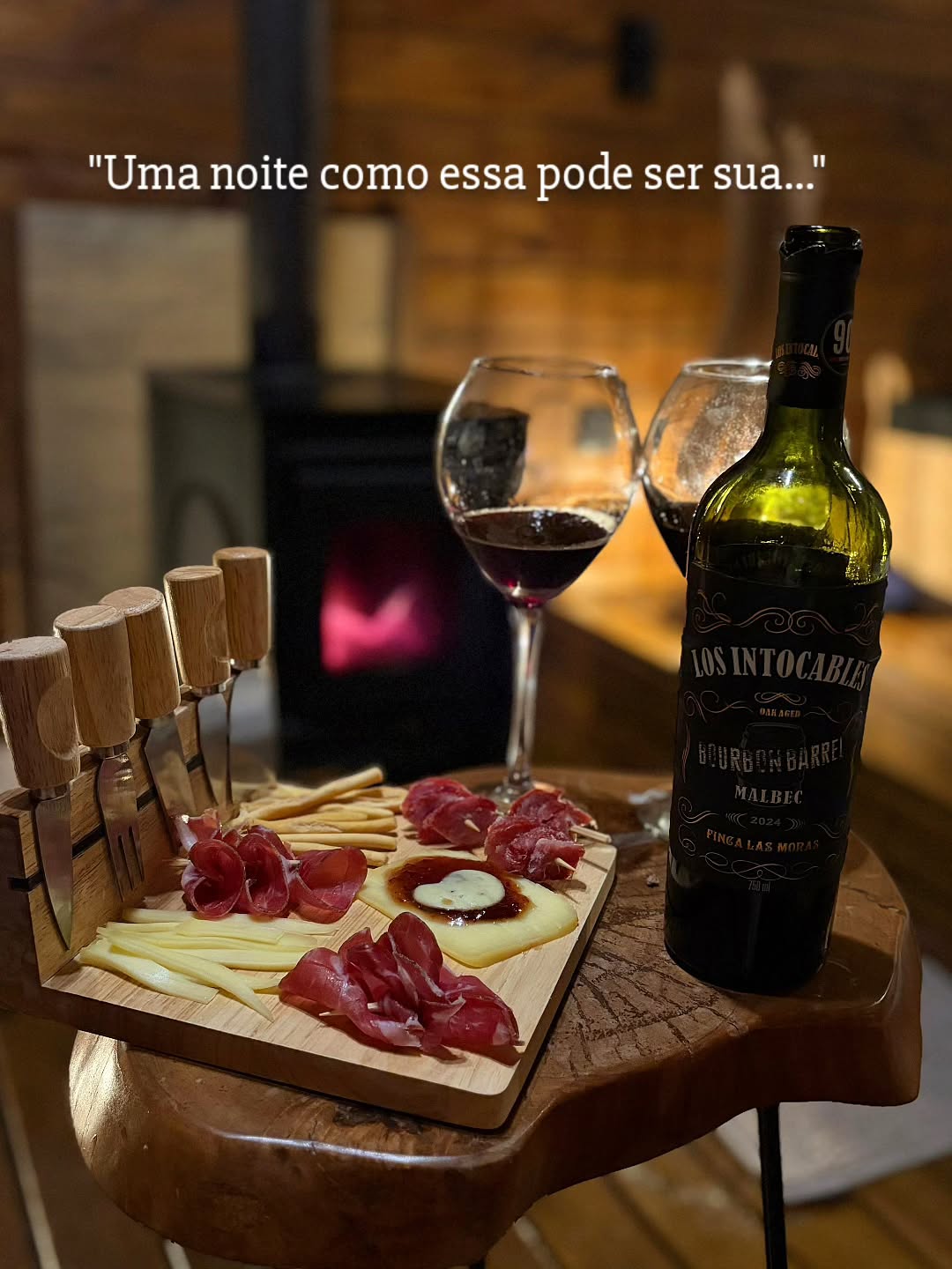 Tábua de frios e vinho junto à lareira